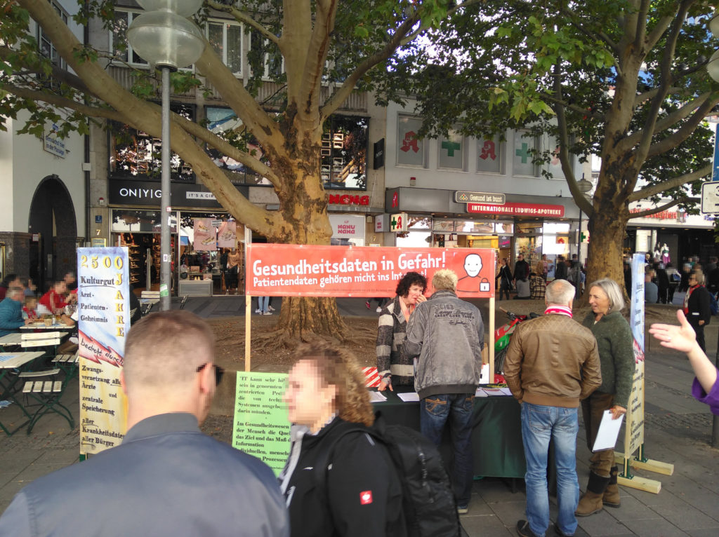 Infostand mit Interessenten